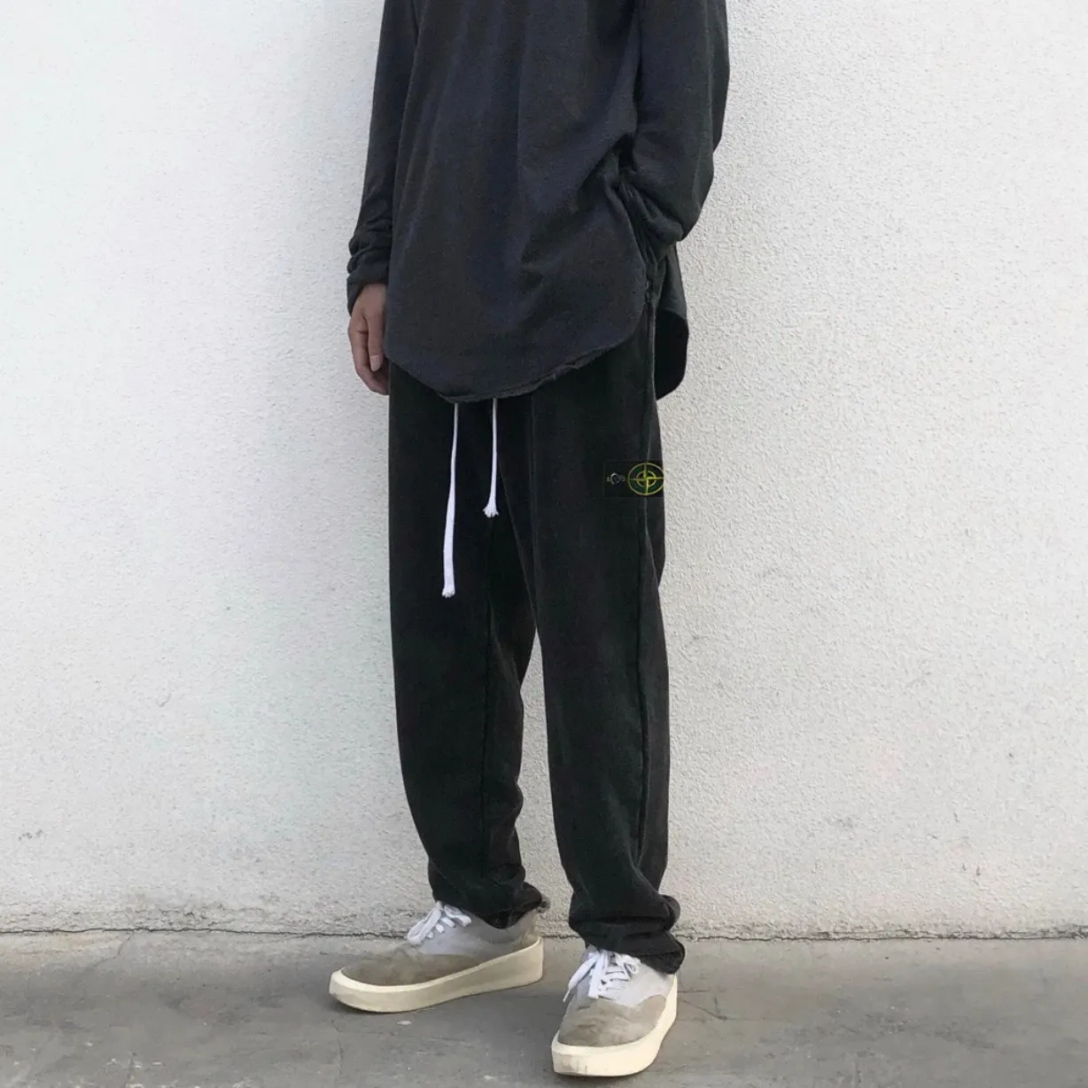 W2231#P150💰 Stone Black Samurai Badge Compass Washed and Distressed Drawstring Terry High Street Long Sweatpants for Men and Women Fashionable 🛒 This item can be worn by both men and women. The texture is very good and the upper body is particularly good-looking. It can be used in the high street for leisure. It looks slim and looks good in photos. Color: Black Size: M L XL XXL